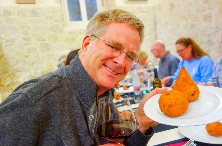 Cover Image for Rick Steves Shares His Top Strategies for Discovering Amazing Restaurants While Traveling