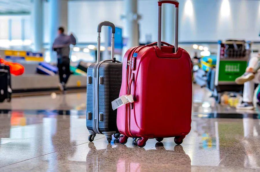 Cover Image for Carry-on or checked baggage: which is the superior travel option?