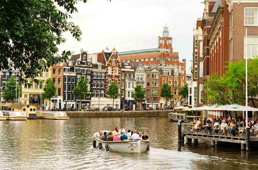 Cover Image for Optimal Times to Visit Amsterdam for Pleasant Weather, Fewer Tourists, and Tulips