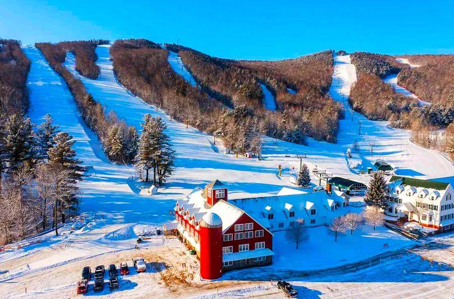 Cover Image for Top 9 Ski Resorts to Explore in New Hampshire This Winter