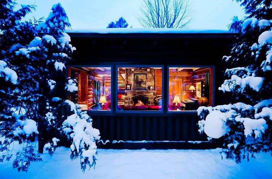 Cover Image for 7 Top Winter Lodges in the U.S. Featuring Private Hot Tubs, Spas, and Sleigh Rides
