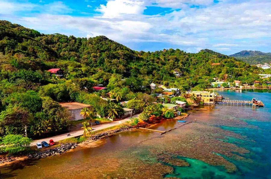 Cover Image for The Ultimate Adventure Itinerary for Roatán — Featuring Scuba Diving, Waterfall Rappelling, and a Touch of Relaxation on the Beach