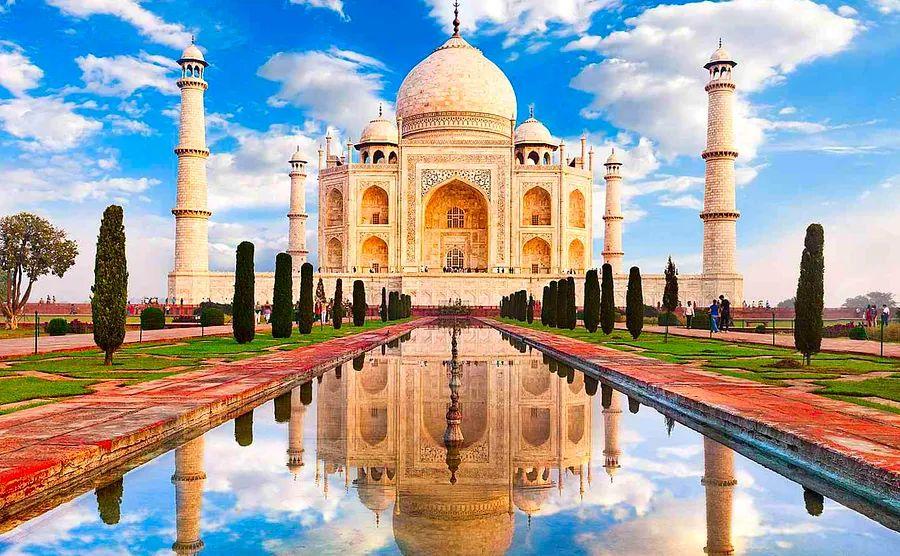Cover Image for Eight Fascinating Facts About the Taj Mahal