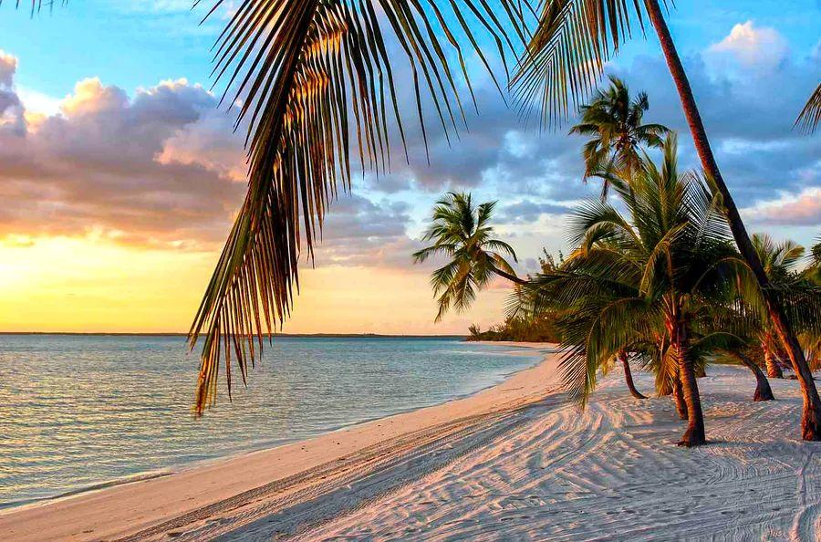 Cover Image for This Stunning Island in the Bahamas Features Exclusive Hotels, Fresh Seafood, and the Highest Number of Blue Holes in the World
