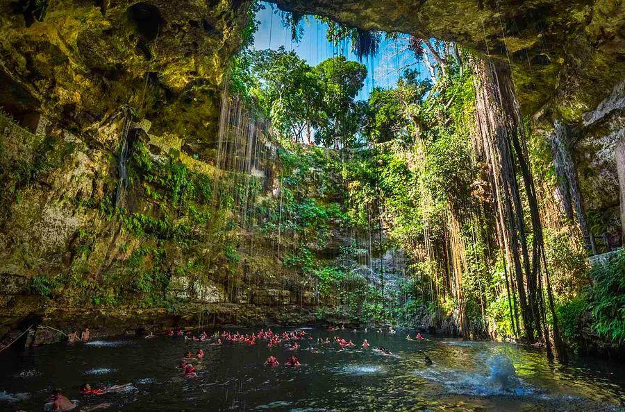 Cover Image for This region of Mexico features soft sandy beaches, ancient Mayan ruins, and a breathtaking flamingo sanctuary.