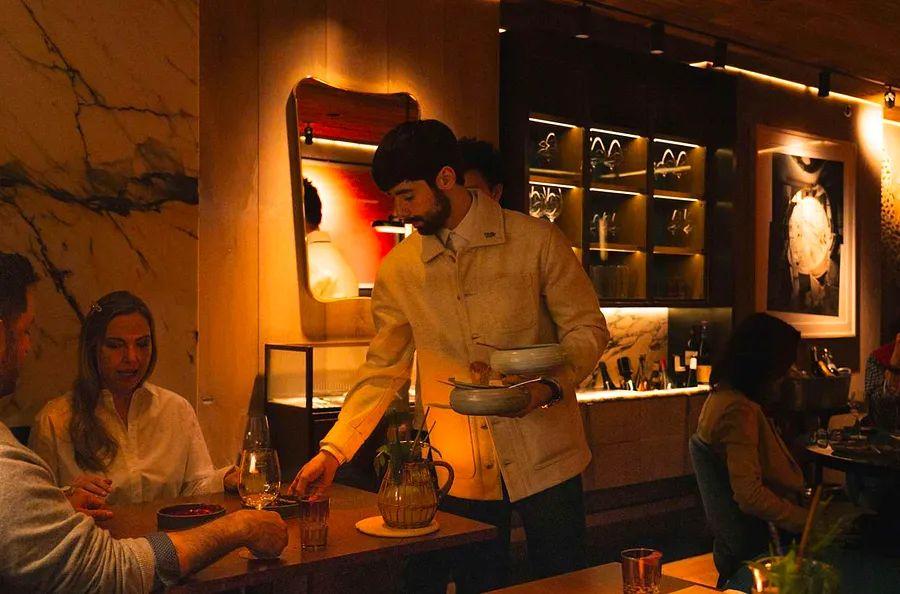 Cover Image for This Emerging Dining Trend in the U.S. Turns Restaurants into Cozy Dinner Gatherings