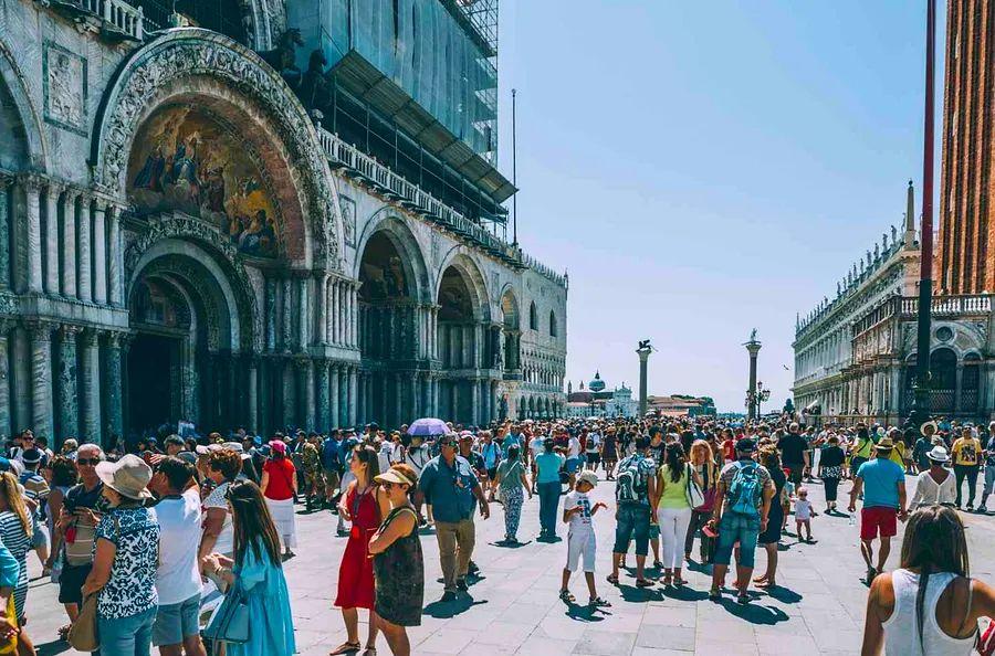 Cover Image for 12 Most Irritating Tourist Behaviors When Traveling Abroad