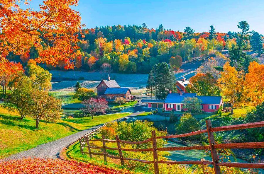 Cover Image for Travelers rave that this charming town is the top fall destination, earning the nickname 'America's Prettiest Town.'