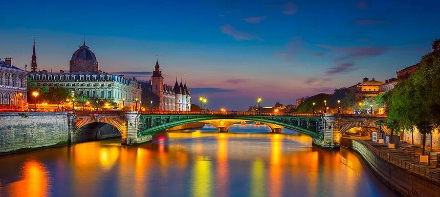 Cover Image for A traveling acrobat shares four tips for enjoying Paris to the fullest.