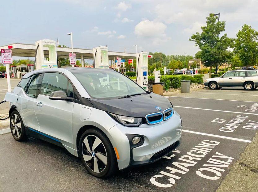 Cover Image for The Comprehensive Guide to Road Tripping with an Electric Vehicle