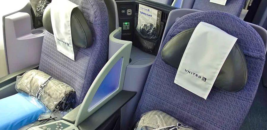 Cover Image for Get 120,000 United Miles and Access to Lounges With This Exclusive Credit Card Deal