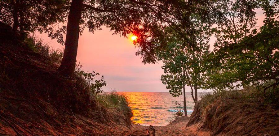 Cover Image for 7 Enchanting Lakeside Escapes Across the U.S.