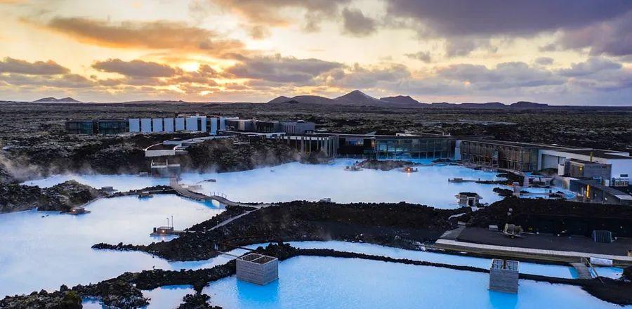Cover Image for Blue Lagoon in Iceland Temporarily Closes Until November Due to Volcanic Eruption Fears