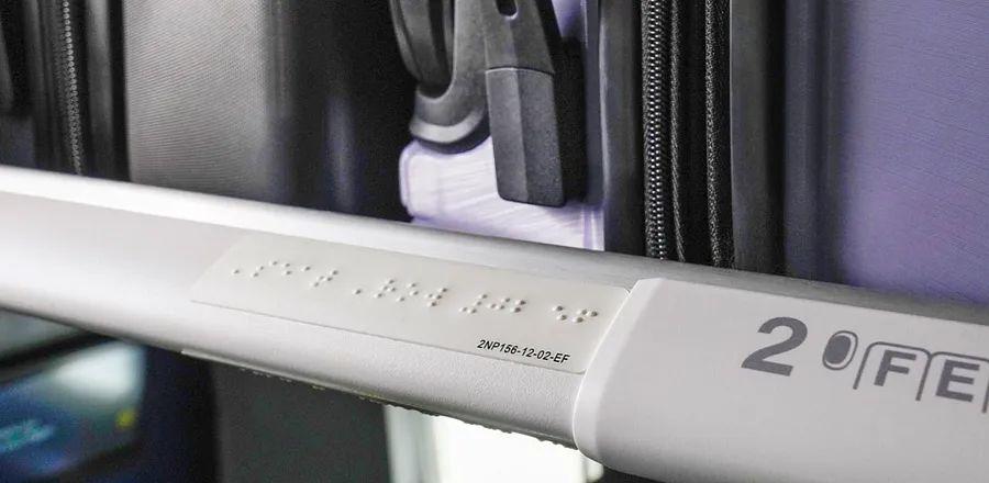 Cover Image for United Becomes the First U.S. Airline to Introduce Helpful Signage on Its Aircraft