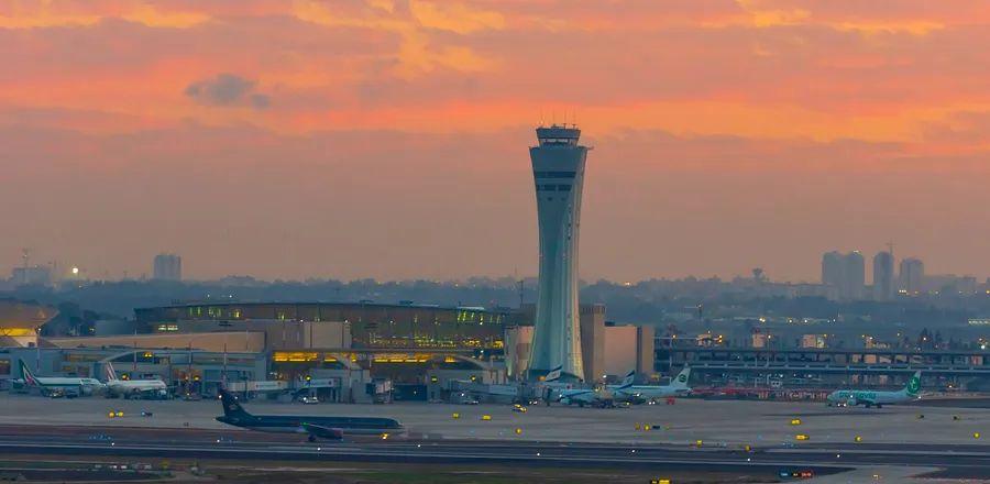 Cover Image for Airlines Halt Flights to Israel Amid Escalating Conflict
