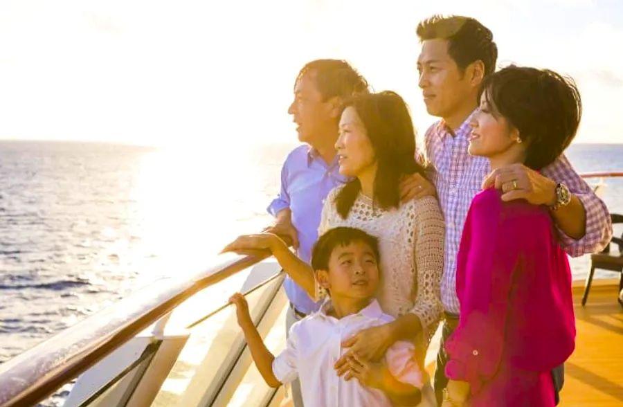 Cover Image for 5 Reasons to Enjoy the Holidays on a Cruise