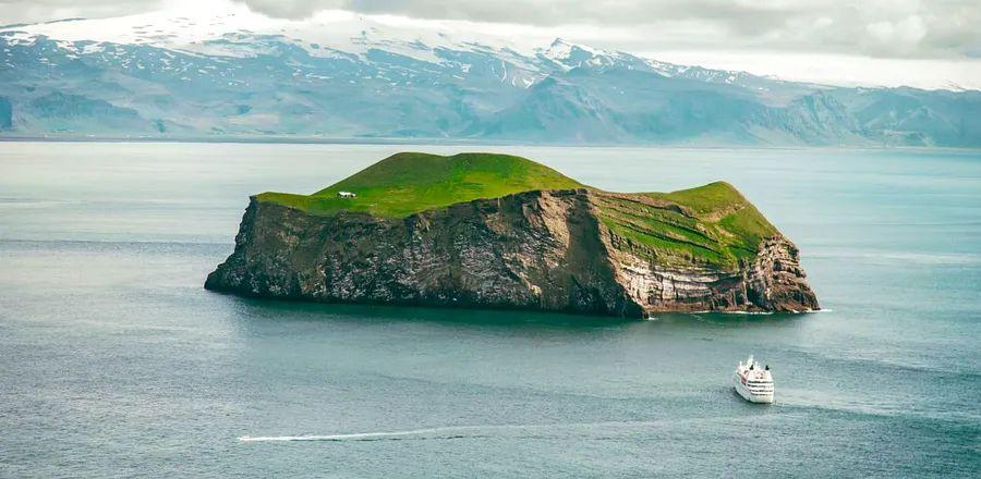 Cover Image for 7 Incredible Iceland Cruises to Discover the Country's Hidden Gems
