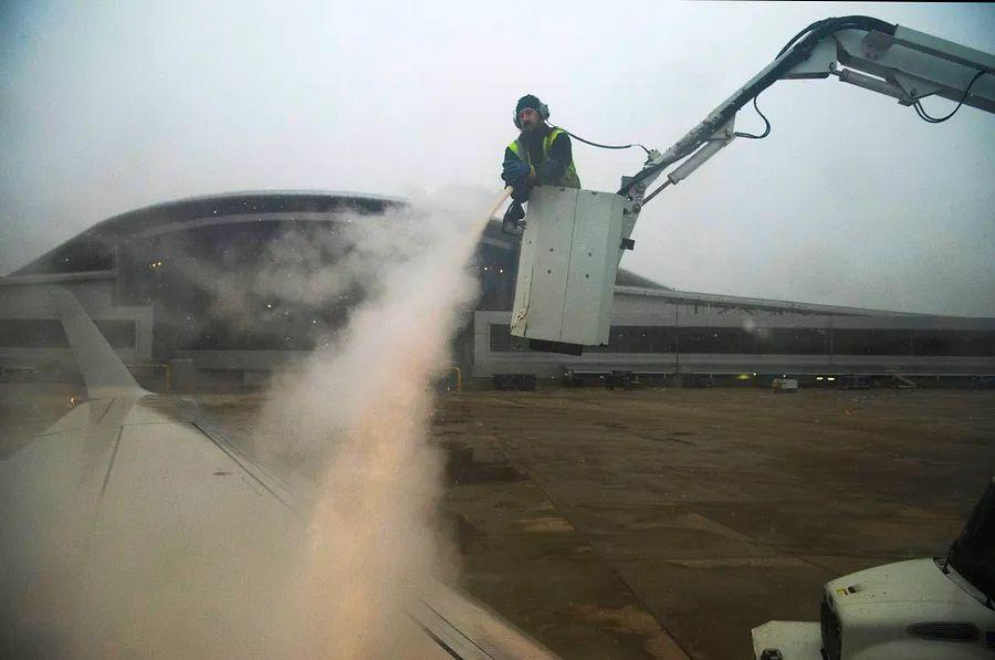 Cover Image for The process of aircraft de-icing