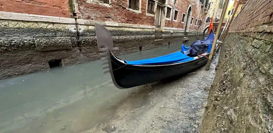 Cover Image for Extended Low Tides Cause Smaller Canals in Venice to Dry Up