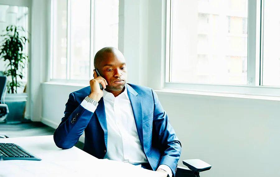 Cover Image for When should you reach out to your airline?