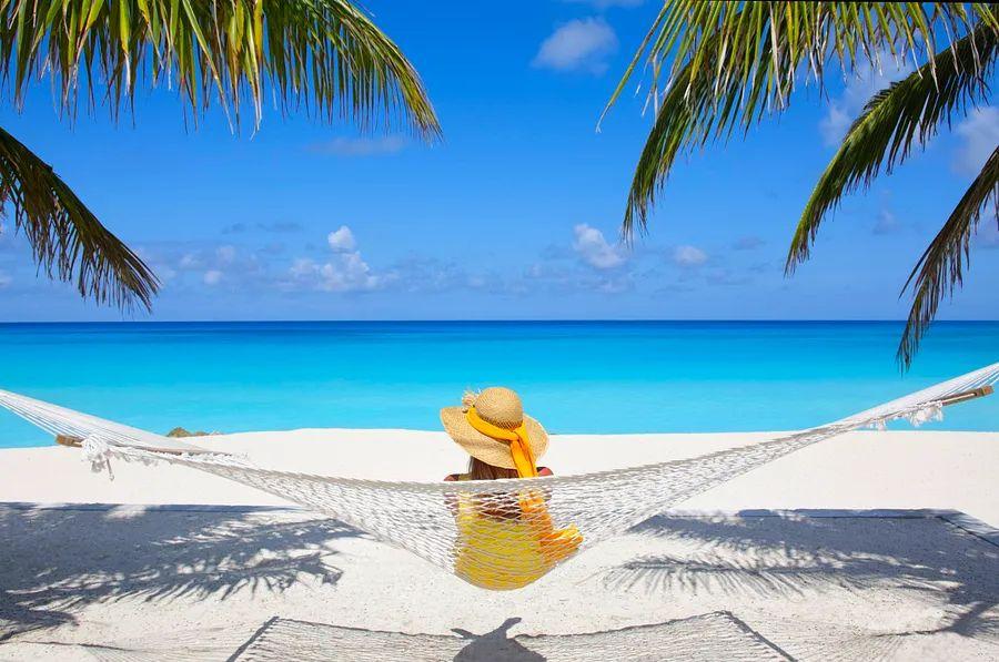 Cover Image for The CDC has reduced the travel risk alert for Jamaica and the Bahamas.