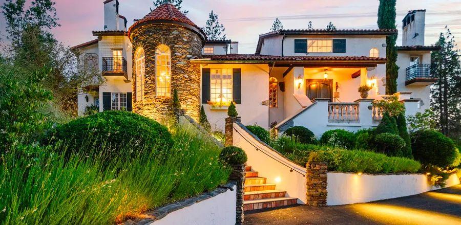 Cover Image for This Cherished Hotel Near Yosemite Is Now a Thrilling Culinary Destination