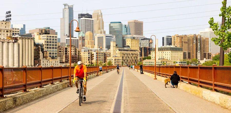 Cover Image for Dining, Shopping, and Fun in the Twin Cities