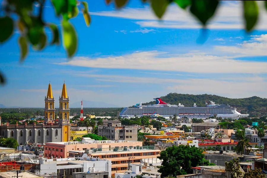 Cover Image for Mexico's authorities step in after cruise ships are refused entry to ports