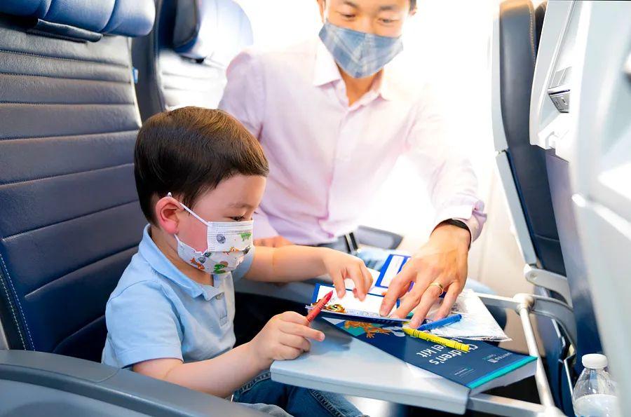 Cover Image for United is rolling out complimentary child amenity kits on every mainline flight.
