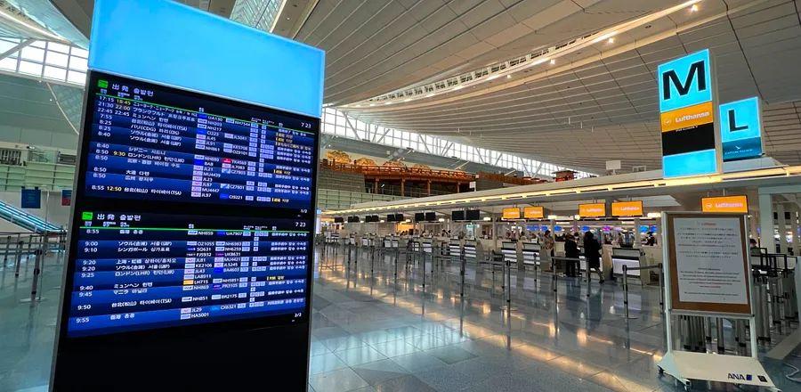 Cover Image for Tokyo’s Haneda Airport Temporarily Closed Following Japan Airlines Flight Fire