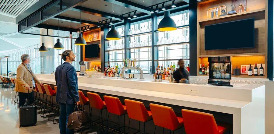 Cover Image for A Grand United Lounge Has Opened at Newark Airport in New Jersey