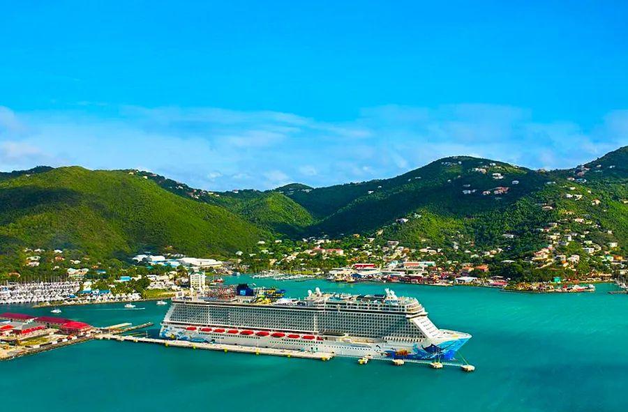 Cover Image for The Most Gorgeous Caribbean Islands: Explore St. Thomas, St. Lucia, & Puerto Rico