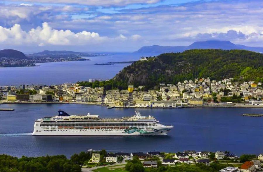 Cover Image for The Ultimate Time to Cruise Europe