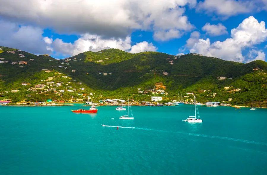 Cover Image for Sailing to Tortola: A Paradise for Beach Lovers