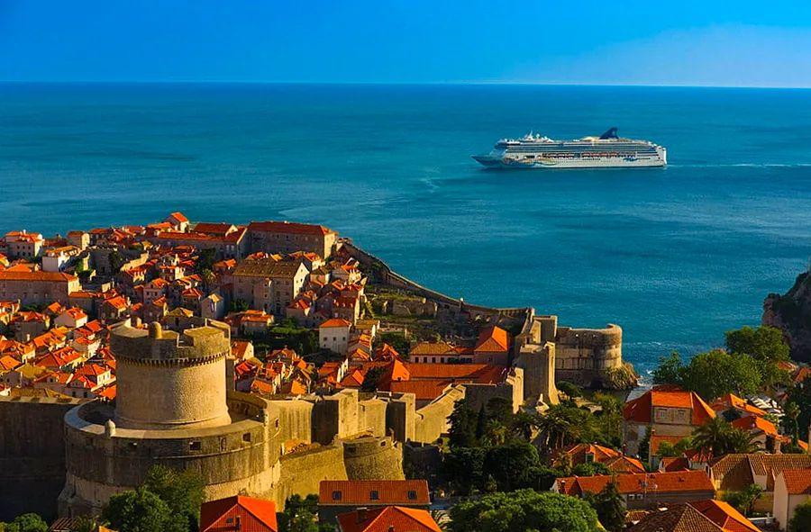 Cover Image for Sailing Through Europe: 4 Incredible Itineraries with Dinogo