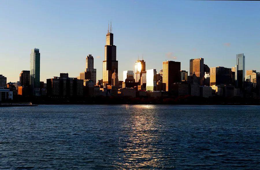 Cover Image for Chicago O’Hare vs. Midway: Which Chicago airport is the right choice for your flight?