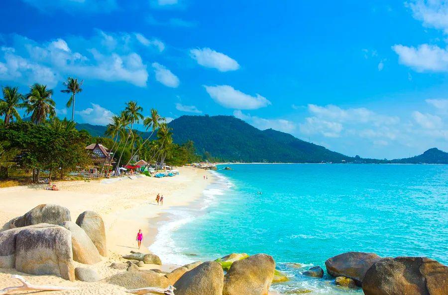 Cover Image for Thailand Reinstates Mandatory Quarantine for Travelers, Yet Christmas Remains Bright for Many Vacationers