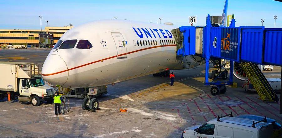 Cover Image for United Airlines Plans to Reduce 50 Domestic Flights Daily at a Major U.S. Airport