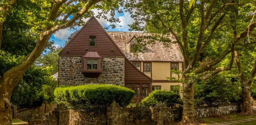 Cover Image for The 'Godfather' House Is Now Available on Airbnb