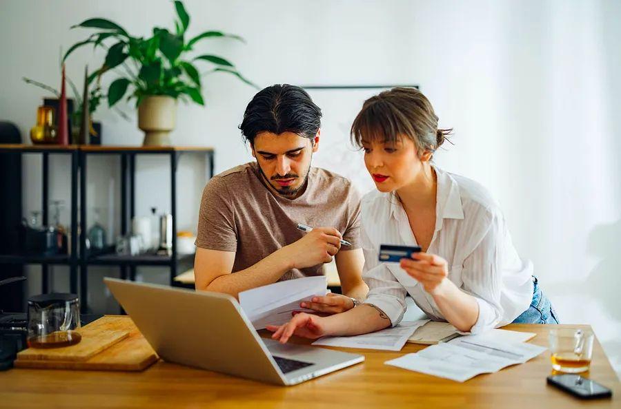 Cover Image for When it’s wise (and unwise) to use your credit card for bills