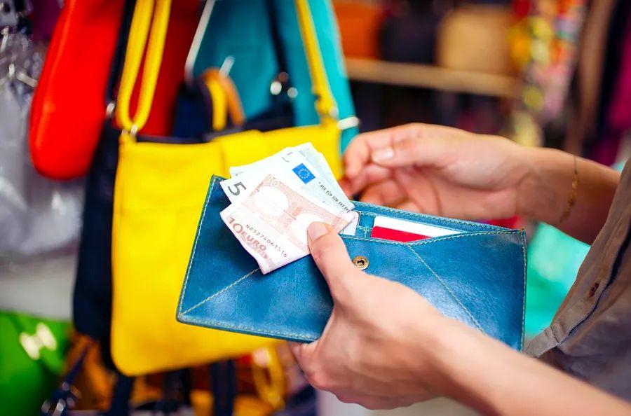 Cover Image for What is the right amount to tip while traveling?