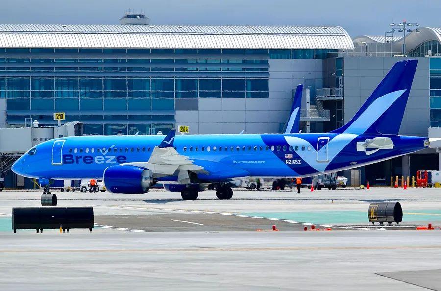 Cover Image for Breeze is set to introduce four new routes from Washington Dulles, while delaying two from New Orleans.