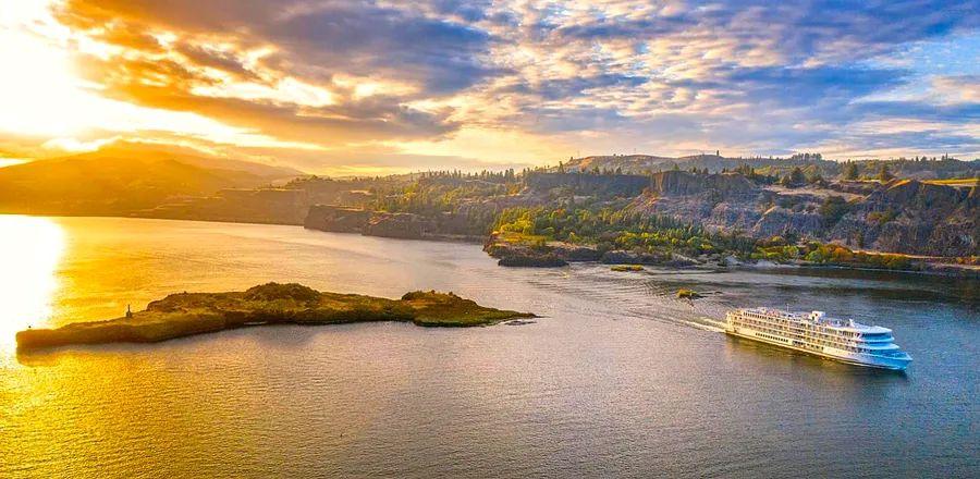 Cover Image for Explore 20 States in 60 Days on the Longest U.S. River Cruise