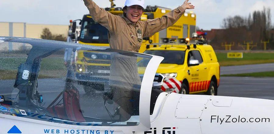Cover Image for Young Pilot Makes History as the Youngest Woman to Fly Solo Around the Globe