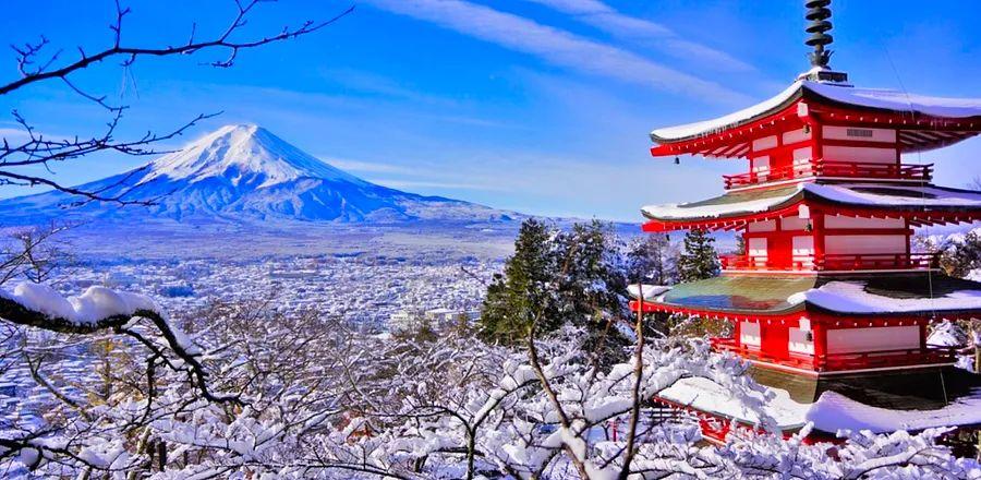 Cover Image for Parka Ready: 6 Winter Destinations That Sparkle