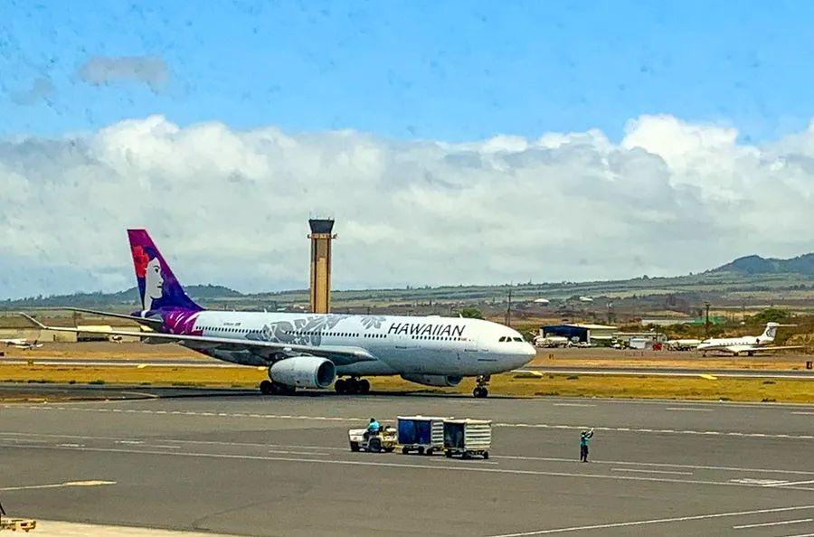 Cover Image for Experiencing air travel between the Hawaiian Islands currently