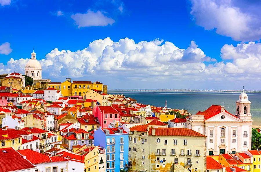 Cover Image for Portugal reinstates nightly curfew as COVID-19 cases increase
