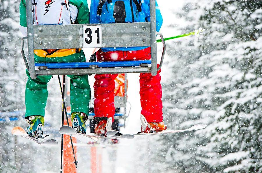 Cover Image for Discover over 100 ski resorts where seniors can ski at no cost