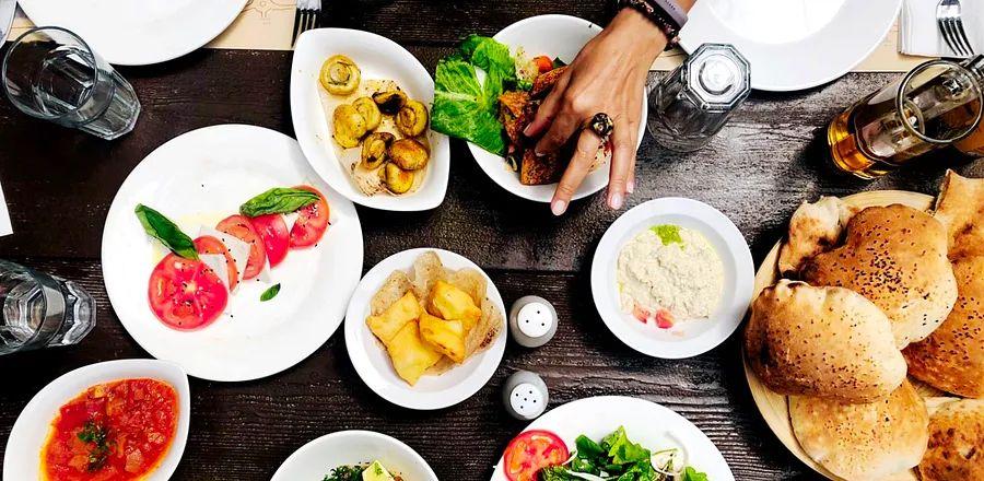 Cover Image for Essential Jordanian Dishes: From Mezze to Knafeh