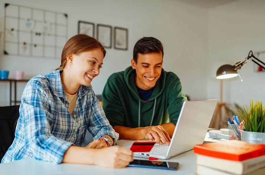 Cover Image for Students in college: Tips for responsible credit card use